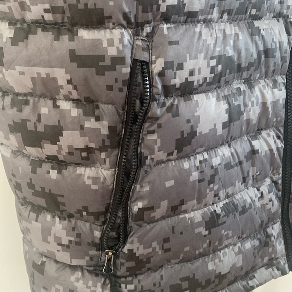 32° Heat Down Vest - Picture 5 of 10